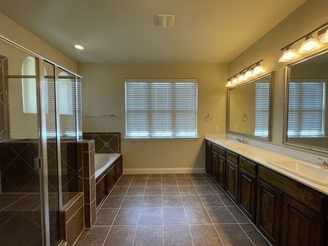 Building Photo - 2650 Venice Dr