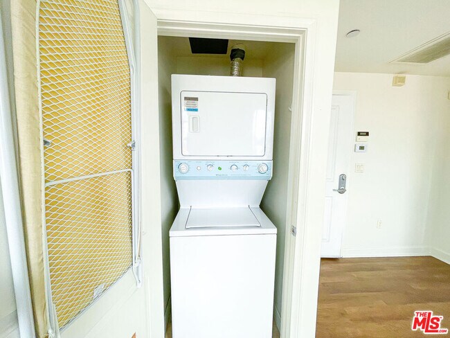 Building Photo - 1412 S Sherbourne Dr