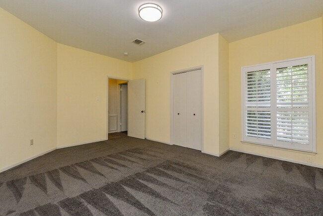 Building Photo - 1231 Creekford Cir