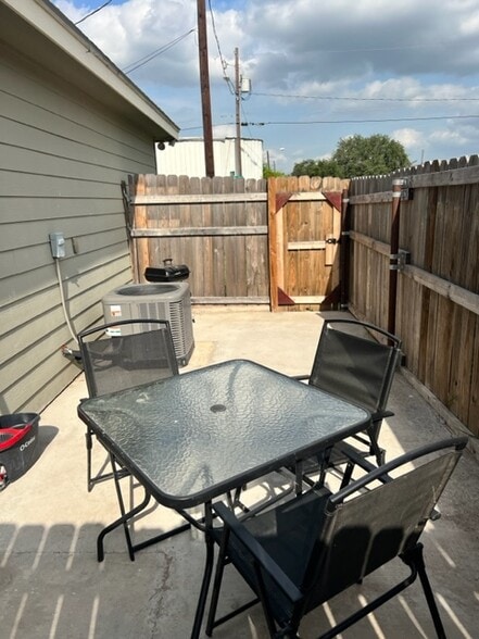 Outdoor space/ table included - 12 Chaparral St