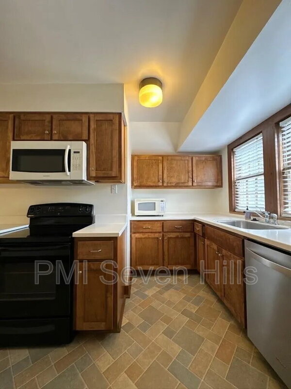 Building Photo - 1643 Fernando Dr
