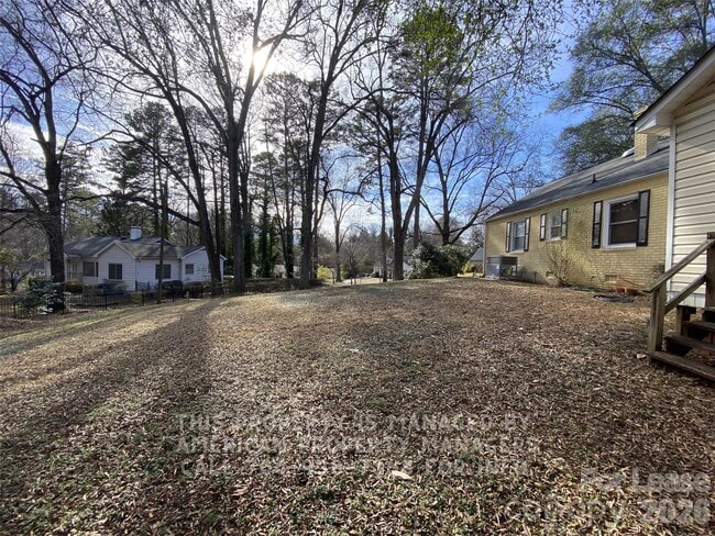 Building Photo - 733 Ideal Dr SE