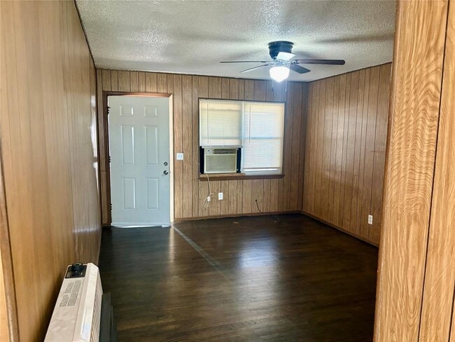 Building Photo - 6413 S Lindsay Ave