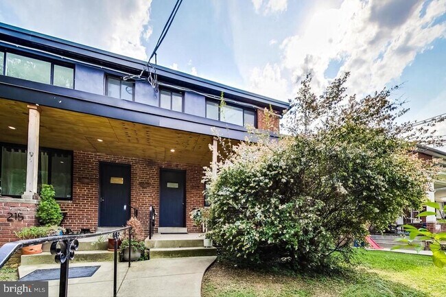 Building Photo - 213 Hawaii Ave NE