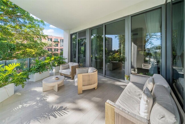 Building Photo - 2831 S Bayshore Dr