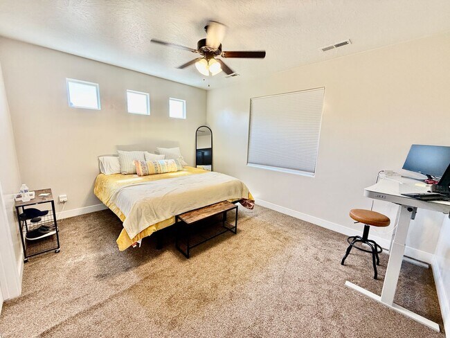 Building Photo - 521 N Creek Ridge Dr