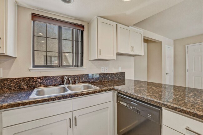 Building Photo - Upgraded 2 bedroom 2 bath upstairs condo 1 WEEK FREE RENT