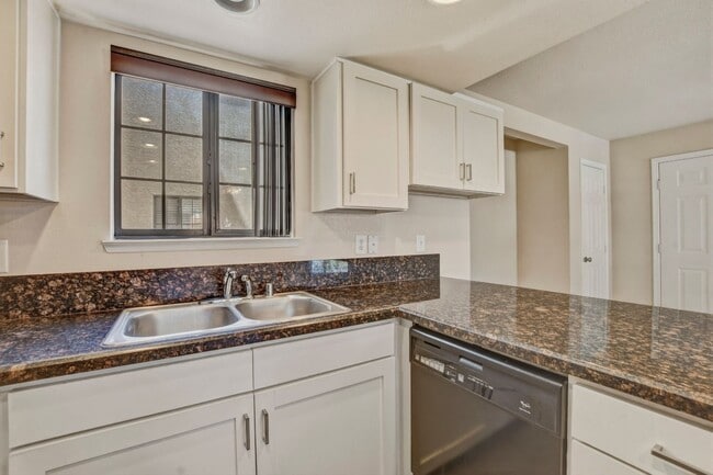 Building Photo - Upgraded 2 bedroom 2 bath upstairs condo