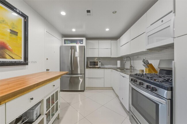 Building Photo - 2030 S Ocean Dr
