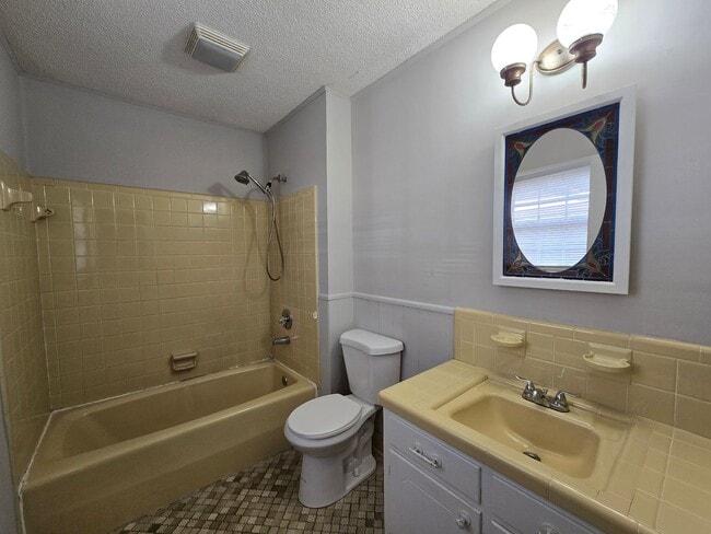 Building Photo - 622 Garfield Dr