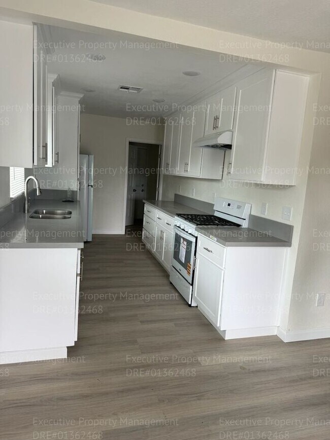 Building Photo - Remodeled 3-bedroom, 2-bath home near Ming Ave/ S. H St