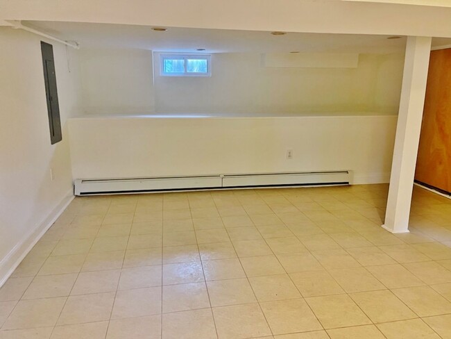 Building Photo - Beautifully updated single family home in ...