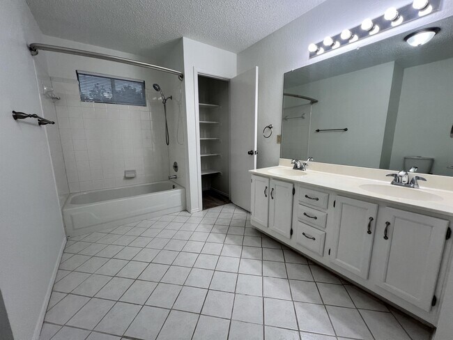 Building Photo - 8607 Cretys Cove