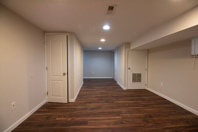 Building Photo - 544 S 49th St