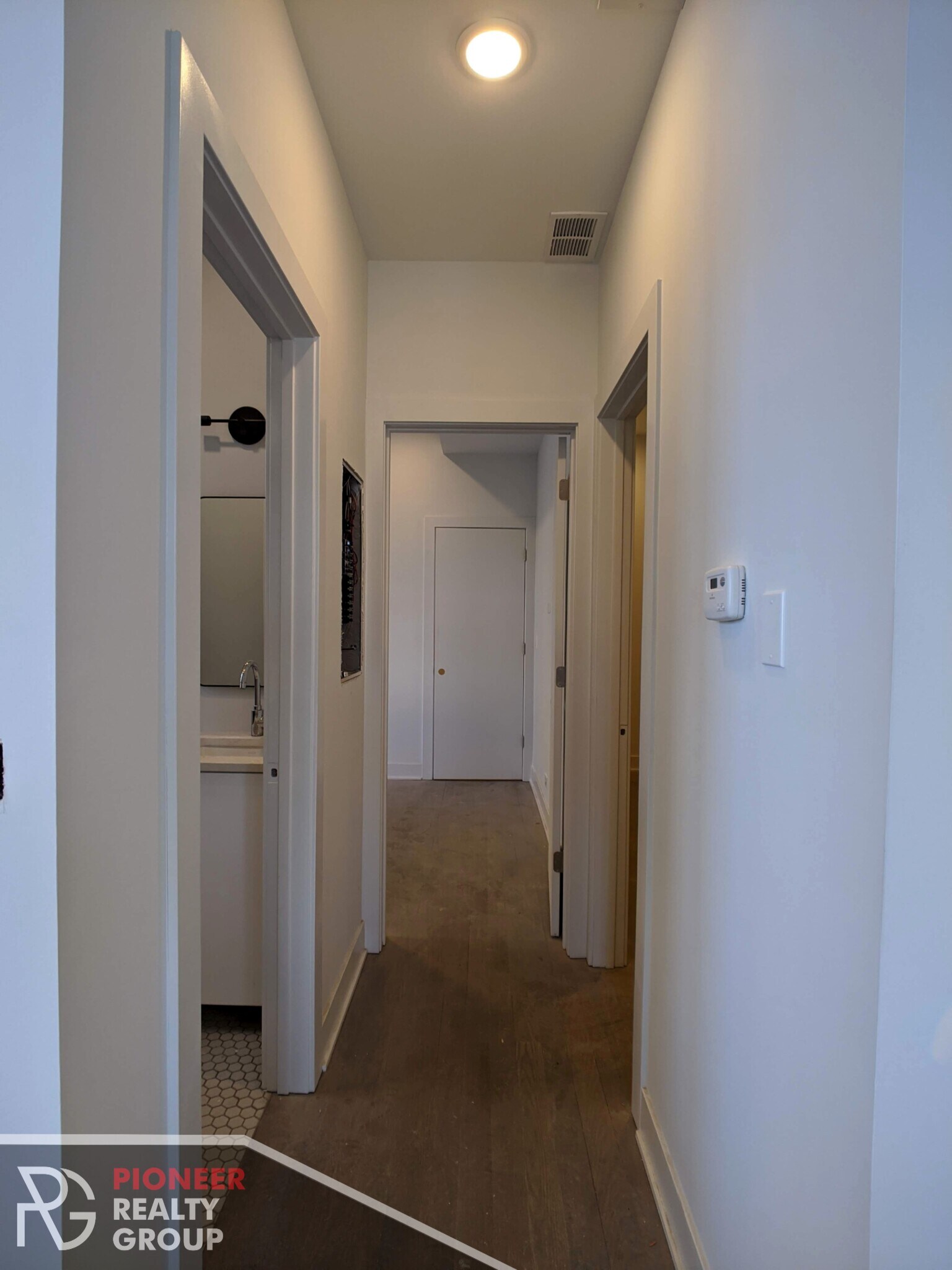 Building Photo - 2121 W Belmont Ave