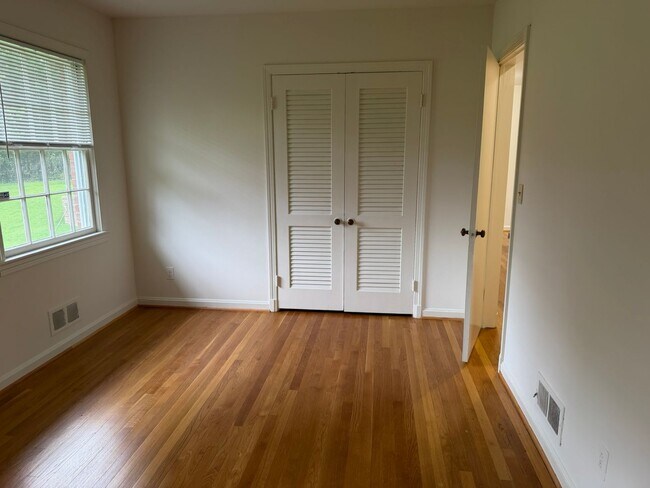 Building Photo - 9220 Quintana Dr