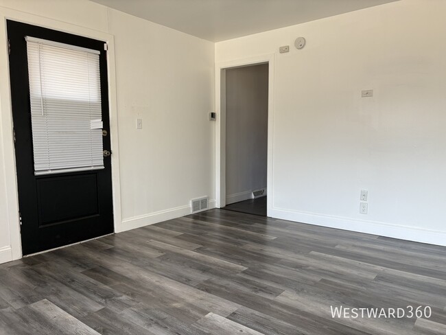 Building Photo - Spacious 2 Bed Townhome in South Burbs Chi...