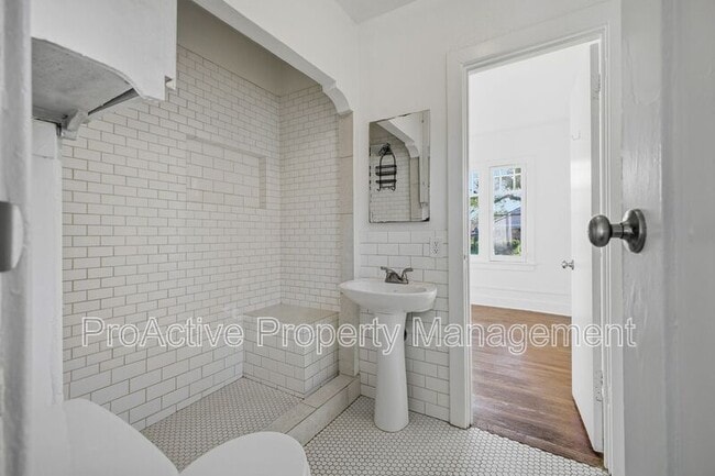 Building Photo - 507 Flower St