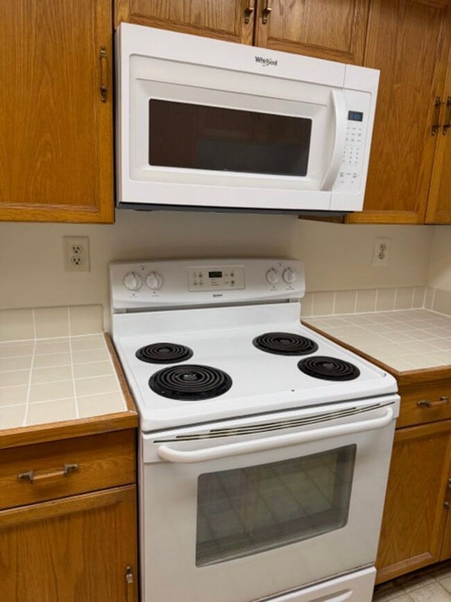 Building Photo - Charming 1 Bed 1 Bath Condo In Convenient Heatherlea