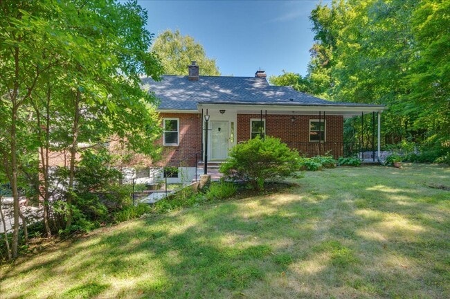 Building Photo - Classic Brick Multi-Level Home with Backya...