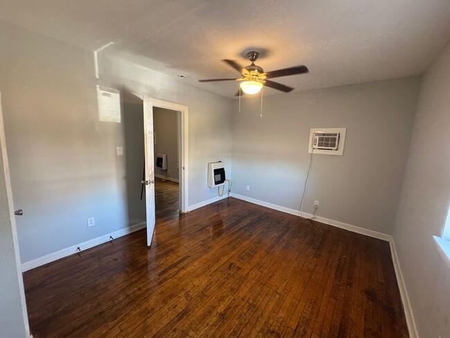 Building Photo - Spacious 3 bedroom Highland Apartment