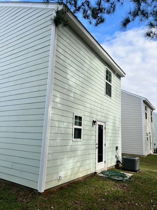 Building Photo - Brand new rental