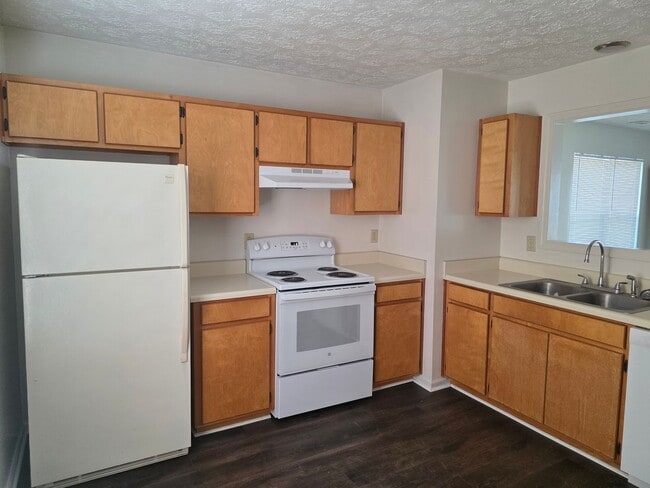 Building Photo - 2 Bedroom 1 bath downstairs unit