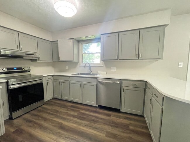 Building Photo - 1932 S Broadway Ave