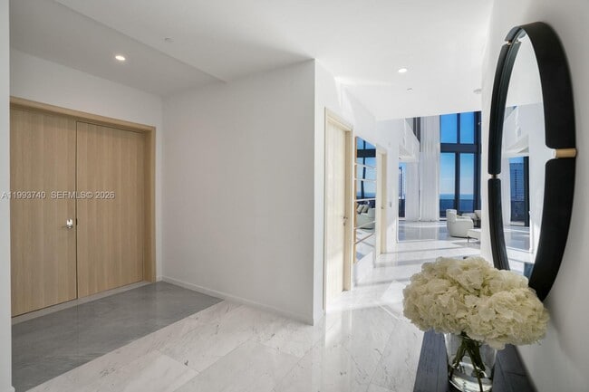 Building Photo - 1000 Brickell Plaza