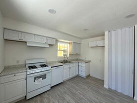 Building Photo - 616 S Van Ness Ave
