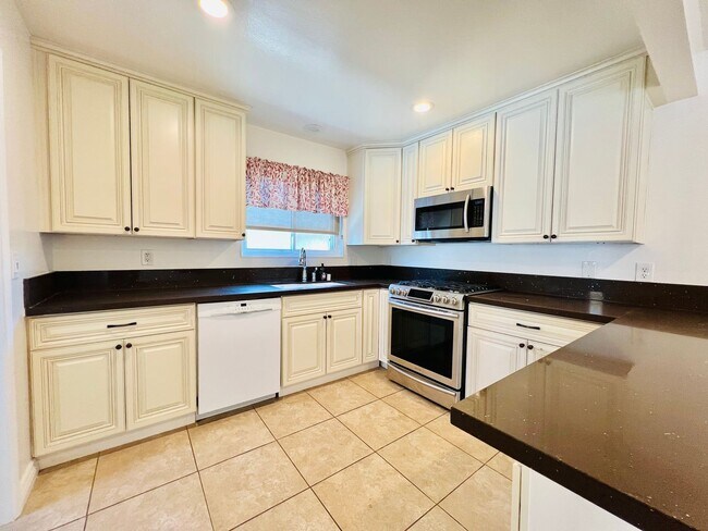 Building Photo - Charming Home for Lease in a Prime Location