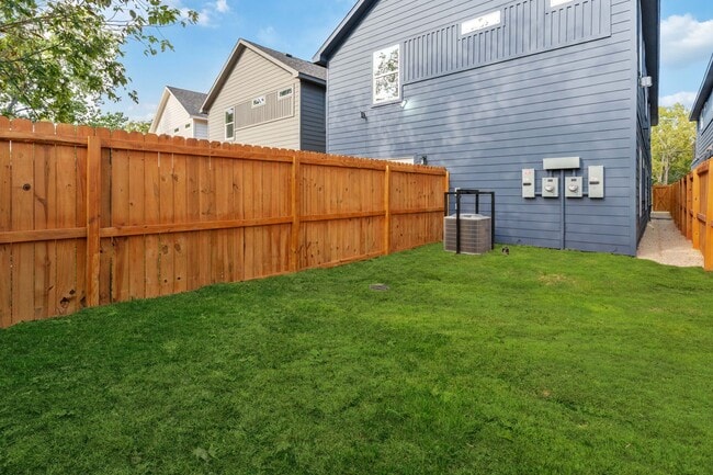 Building Photo - Stunning Duplex with Garage & Modern Finishes