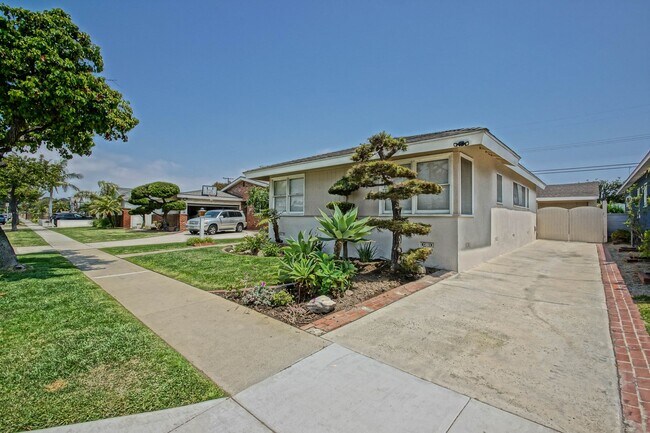 Building Photo - CHARMING, BRIGHT & SPACIOUS HOLLYGLEN 3BR2BA + DEN W/ SPACIOUS FRONT & REAR YARDS, LARGE DRIVEWAY...