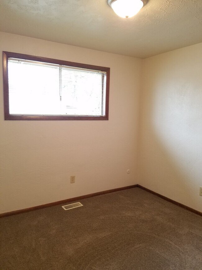 Building Photo - 2415-2425-2425 Wooddale Ave NE