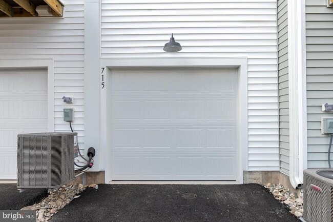 Building Photo - 713 Platinum Dr