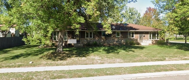 Building Photo - 10 E 102nd St