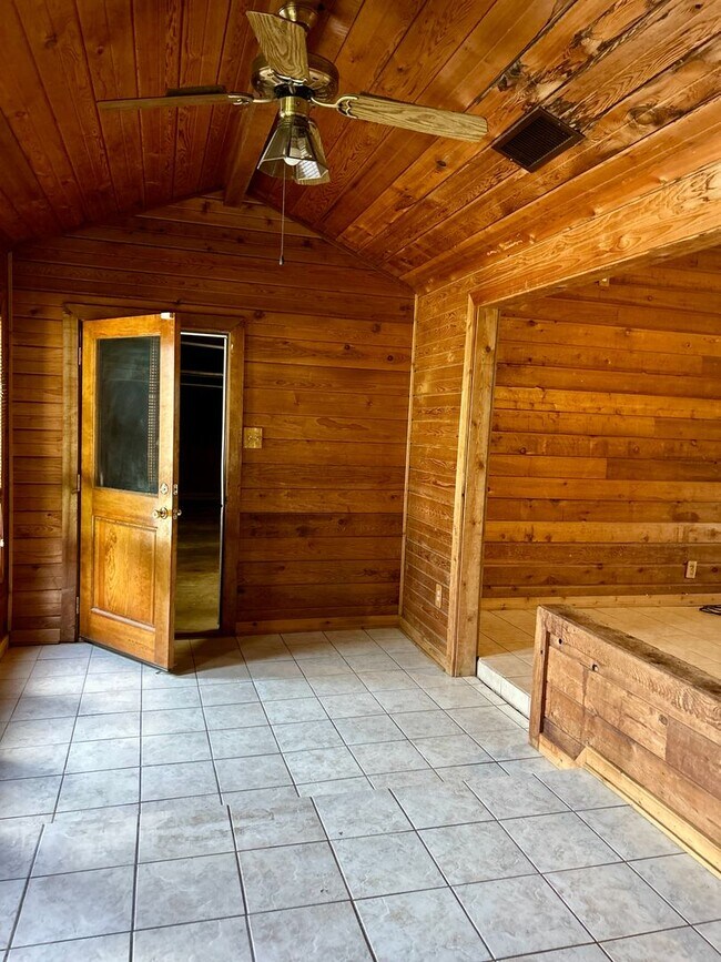 Building Photo - Southern Hills Beauty