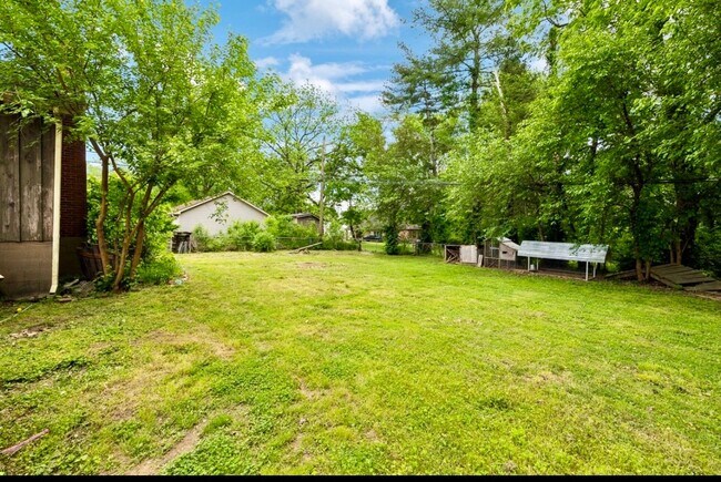 Building Photo - Very large 4 bedroom ranch in Donelson, TN...