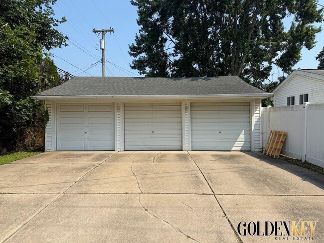 Building Photo - 2082 Vernier Rd