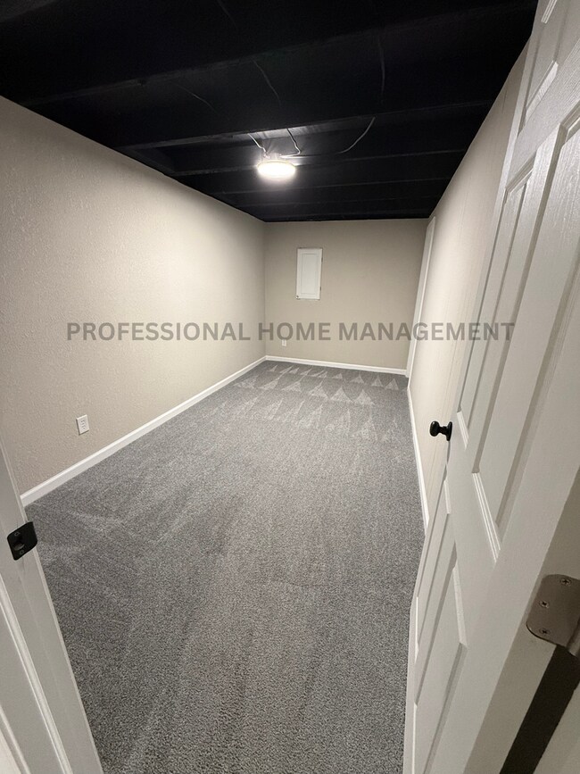 Building Photo - Open House 6/24 12:30-1! Bright, Fresh & F...