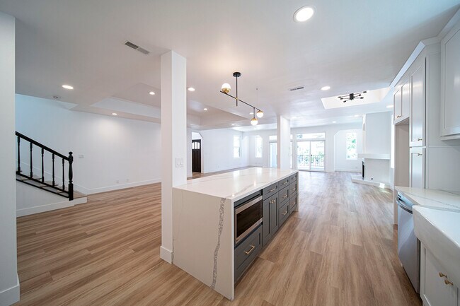 Building Photo - 9455 Hillhaven Ave