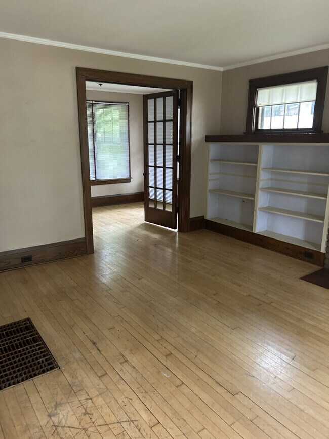 Building Photo - 4 Bedroom, 1.5 Bathroom - Available Now!