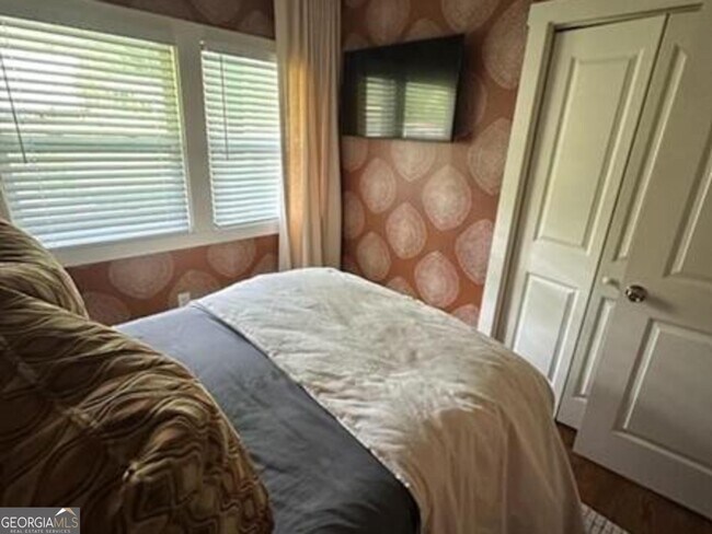 Building Photo - 2434 Rockcliff Rd SE