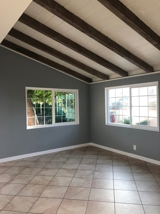 Building Photo - BEAUTIFUL TWO BEDROOM/ONE BATH HOME!