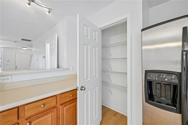 Building Photo - 725 Crestwell Cir
