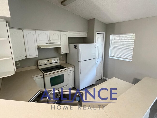 Building Photo - 546 Lancaster Ave