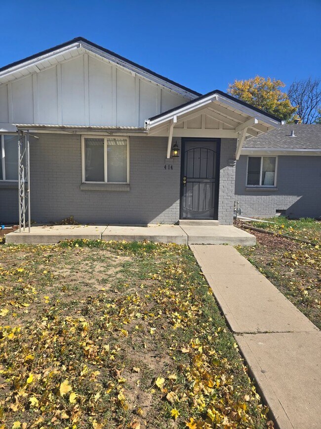 Primary Photo - 3 Bed, 1 Bath Duplex Available Now in Aurora