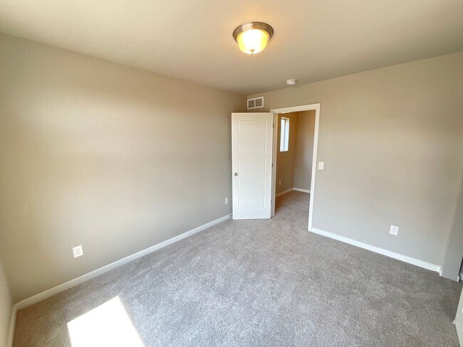 Building Photo - 3 Bedrooom Home Available Near Dublin Blvd...