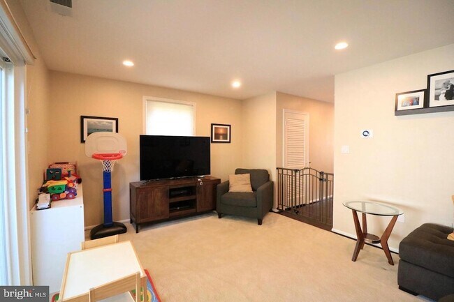 Building Photo - 748 Azalea Dr