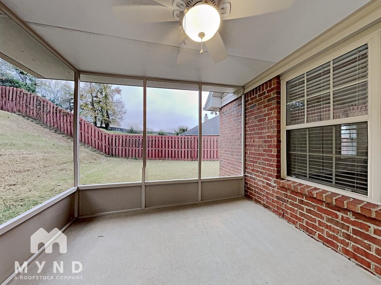Building Photo - 2086 Edgewood Dr